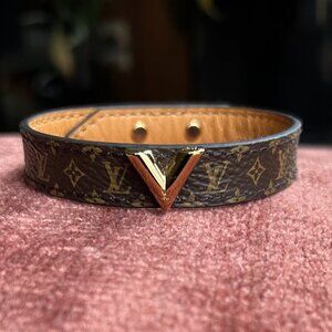 LOUIS VUITTON Monogram Essential V Bracelet